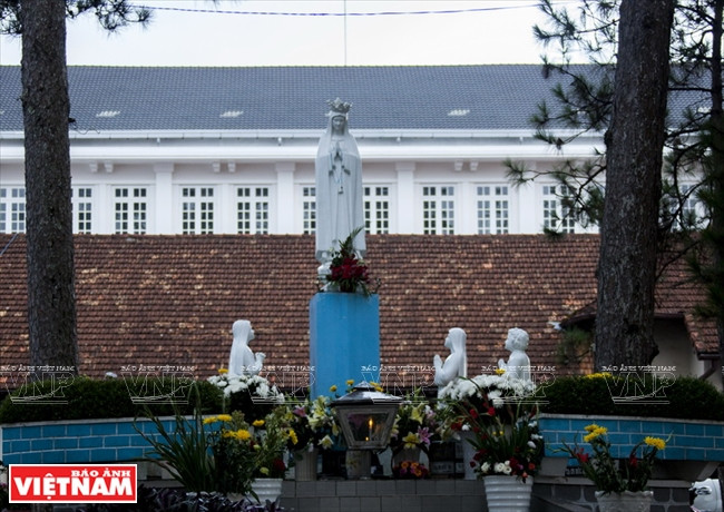 Nhà thờ Con Gà - Công trình kiến trúc cổ xưa nhất ở Đà Lạt ảnh 5