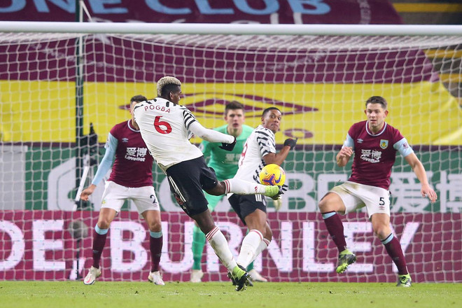 Pogba ghi bàn đưa Manchester United lên đỉnh Premier League sau 8 năm ảnh 1