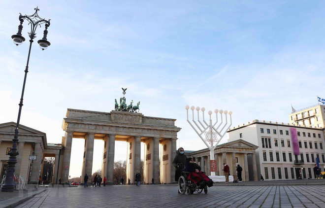Khu vực Cổng thành Brandenburg ở Berlin vắng người qua lại do COVID-19. (Ảnh: Mạnh Hùng/TTXVN) Thủ đô Berlin của Đức áp đặt lệnh cấm đi ra ngoài bán kính 15km ảnh 1