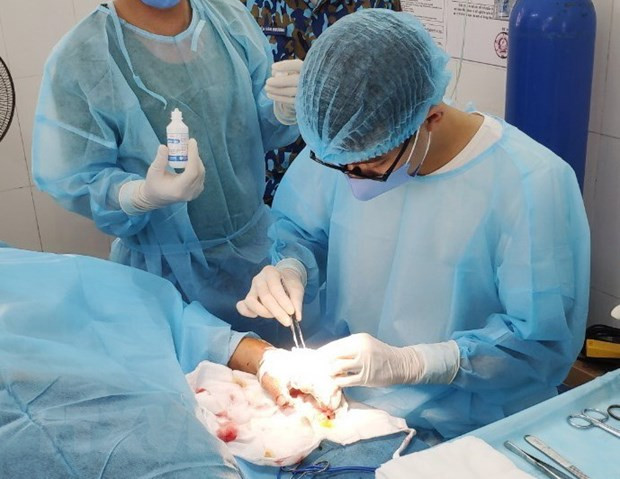 Bác sỹ kịp thời ra đảo Cồn Cỏ cứu bệnh nhân bị viêm ruột thừa cấp ảnh 1