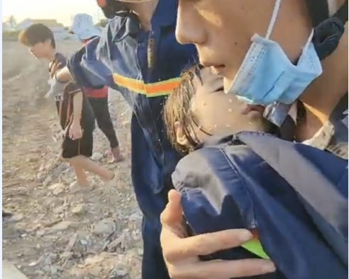 Đồng Nai: Cứu bé gái 5 tuổi rơi xuống hố cọc ép bêtông sâu 15m ảnh 1