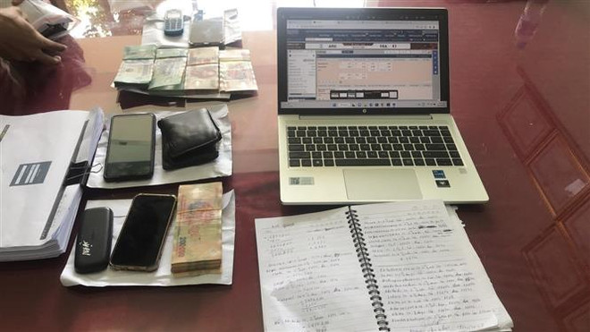 Các hiện vật liên quan đến việc giao dịch cá độ bóng đá. (Ảnh: TTXVN phát) Bình Dương: Triệt phá đường dây cá độ bóng đá lên đến hơn 37 tỷ đồng ảnh 1