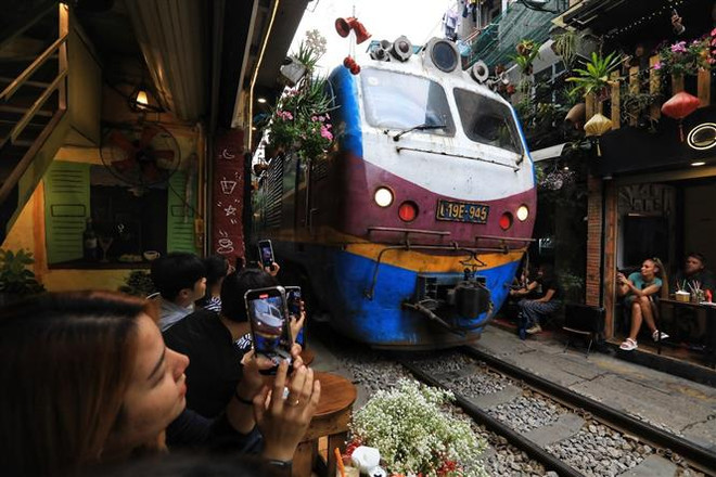 "Phố càphê đường tàu" tại Hà Nội tiểm ẩn nguy cơ không an toàn. (Ảnh: Tuấn Anh/TTXVN) Giải pháp nào ngăn ngừa các tai nạn đường sắt nghiêm trọng? ảnh 1
