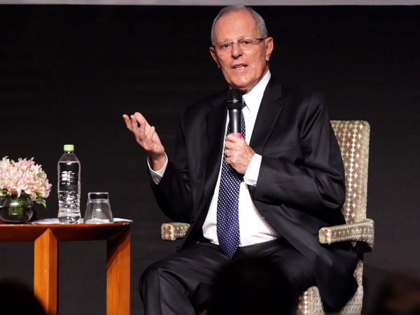 Tổng thống Peru Pedro Pablo Kuczynski phát biểu tại Hội nghị lần thứ 9 các doanh nghiệp vừa và nhỏ trong khuôn khổ Hội nghị cấp cao APEC ở Lima ngày 17/11. (Nguồn: EPA/ TTXVN) Khai mạc Hội nghị các Tổng giám đốc điều hành APEC tại Peru ảnh 1