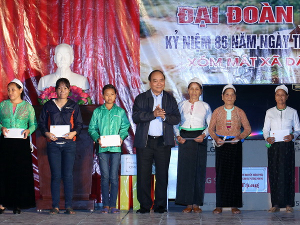 Thủ tướng dự Ngày hội Đại đoàn kết toàn dân tại Hòa Bình ảnh 1