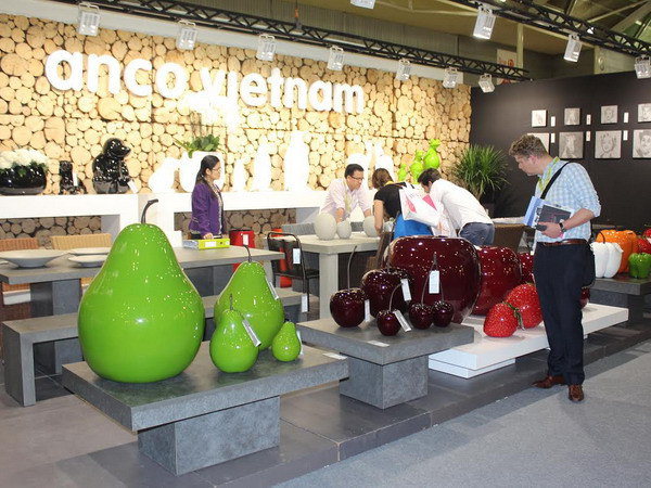 Đồ gỗ Việt Nam thu hút khách tham quan tại hội chợ ở Singapore ảnh 1