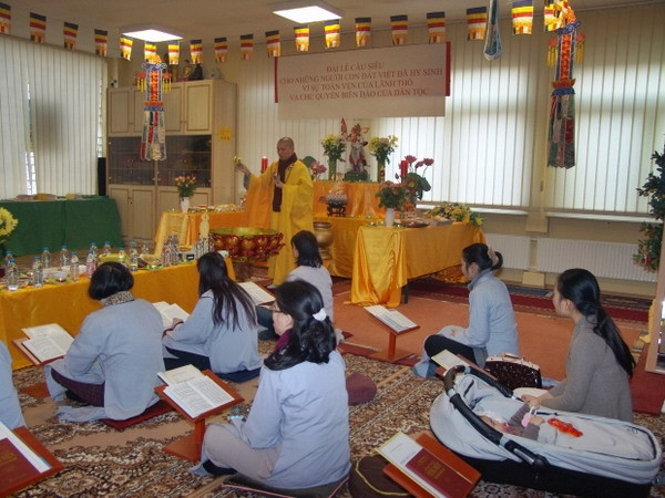 Cộng đồng người Việt tại Đức cầu siêu tri ân anh hùng liệt sỹ ảnh 2