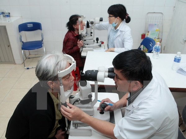 Cảnh báo nguy cơ cao mắc glôcôm do lạm dụng thuốc nhỏ mắt ảnh 1