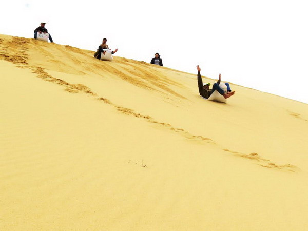 Trượt cát - Trải nghiệm thú vị dành cho du khách ở Quảng Bình ảnh 1