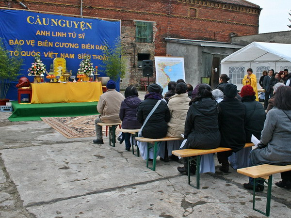 Cộng đồng người Việt tại Đức cầu siêu tri ân anh hùng liệt sỹ ảnh 1