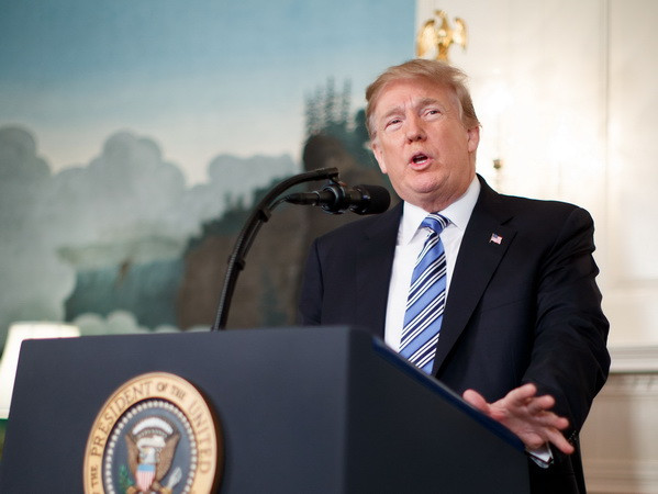 Tổng thống Mỹ ủng hộ nâng độ tuổi tối thiểu được mua súng ảnh 1