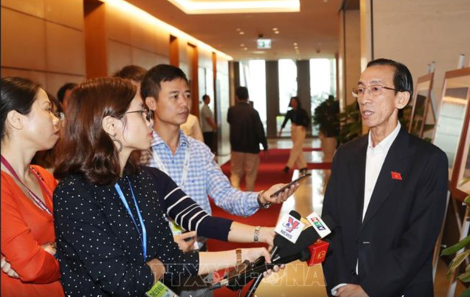 Đại biểu Trần Hoàng Ngân chia sẻ với báo chí bên hành lang Quốc hội. (Nguồn ảnh: TTXVN) ‘‘Dự án Long Thành phải tạo động lực cho Việt Nam cất cánh, vươn cao’’ ảnh 3