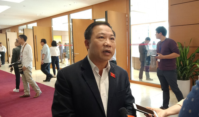 Cần xử lý nghiêm cán bộ công an ''ném xúc xích'' vào mặt người dân ảnh 1