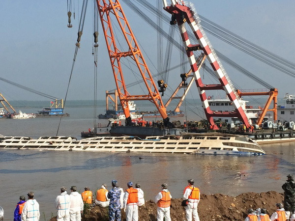 Trung Quốc: Hết hy vọng tìm được người sống sót trong vụ chìm tàu ảnh 1