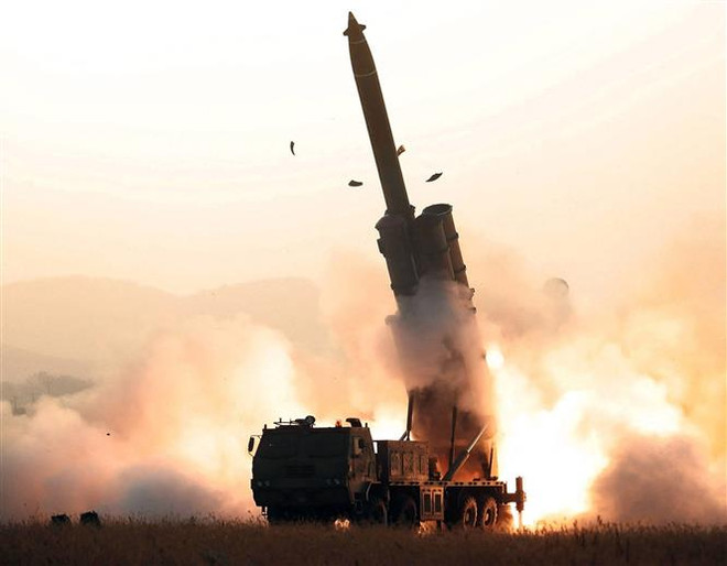 Một vụ phóng thử rocket từ bệ phóng tên lửa đa nòng siêu lớn tại một địa điểm bí mật ở Triều Tiên. (Ảnh: AFP/TTXVN) Hàn Quốc vạch "kế hoạch táo bạo" cải thiện quan hệ liên Triều ảnh 1