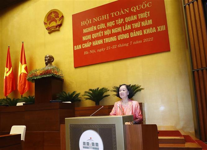 Bà Trương Thị Mai, Uỷ viên Bộ Chính trị, Bí thư Trung ương Đảng, Trưởng Ban Tổ chức Trung ương giới thiệu chuyên đề tại hội nghị. (Ảnh: Phương Hoa/TTXVN) Sắp xếp tổ chức cơ sở đảng đồng bộ với bộ máy của hệ thống chính trị ảnh 1
