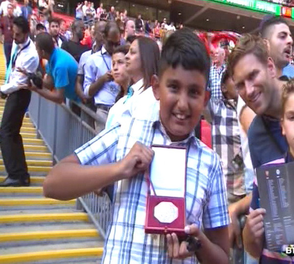 Jose Mourinho "nổi điên" ném huy chương lên khán đài fan Arsenal ảnh 2