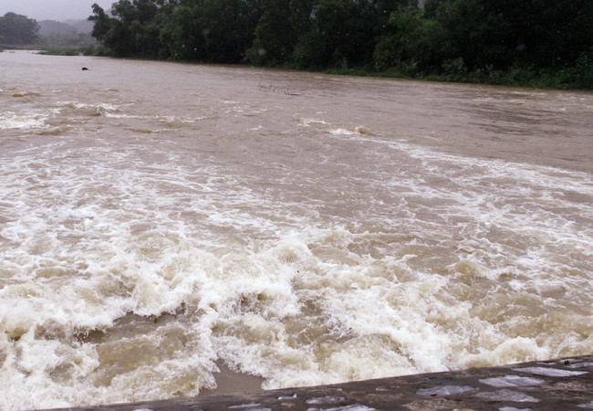 Bắc Ninh: Đê Hữu Cầu xuất hiện sự cố sạt trượt mái đê phía sông ảnh 1