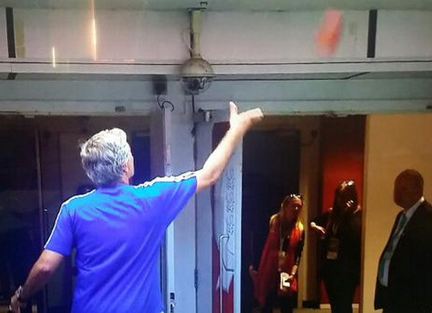 Jose Mourinho "nổi điên" ném huy chương lên khán đài fan Arsenal ảnh 1