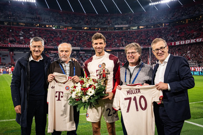Bayern Munich vinh danh Thomas Mueller. (Nguồn: FC Bayern) vinh danh mueller.jpg