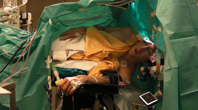 [Video] Ca sỹ thoải mái hát opera trong lúc phẫu thuật khối u não ảnh 1