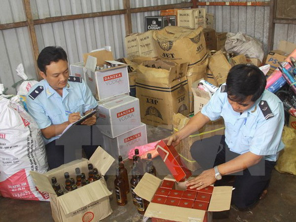 Kiểm kê mặt hàng rượu nhập lậu. Ảnh minh họa. (Ảnh: Hoàng Hùng/TTXVN) Tình trạng buôn lậu hàng hóa ở Lào Cai có dấu hiệu "nóng" lên ảnh 1
