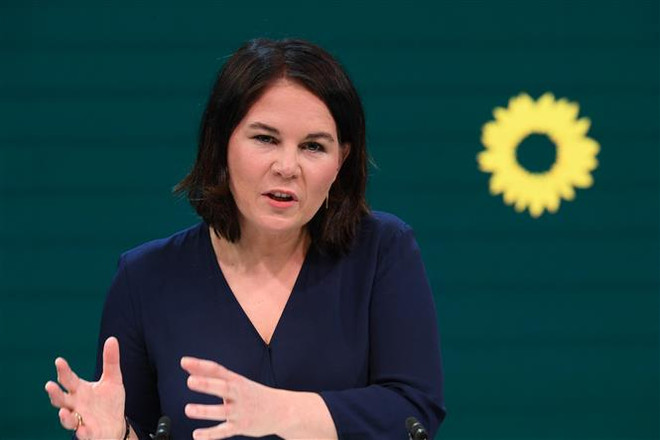 Chủ tịch đảng Xanh Annalena Baerbock phát biểu tại Berlin ngày 19/4/2021. (Ảnh: AFP/TTXVN) Đức: Đảng Xanh nêu "nhiệm vụ thế kỷ" hướng tới cuộc tổng tuyển cử ảnh 1