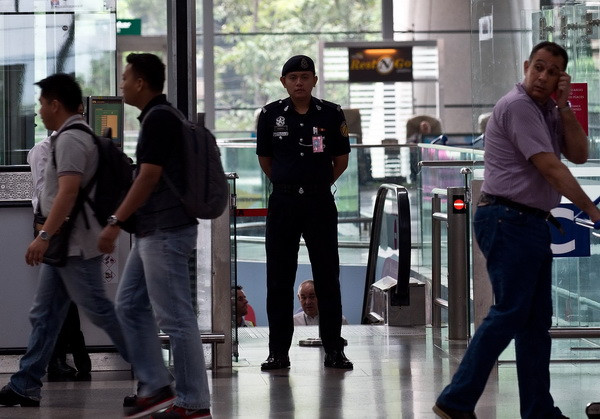 Cảnh sát Malaysia tăng cường an ninh tại Sân bay Quốc tế Kuala Lumpur. Ảnh minh họa. (Nguồn: AFP/TTXVN) Cảnh sát Malaysia phá âm mưu tấn công khủng bố ở Ấn Độ ảnh 1