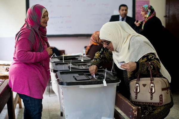 Cử tri Ai Cập bỏ phiếu trong cuộc trưng cầu dân ý về hiến pháp mới tại Cairo. (Nguồn: AFP/TTXVN) Cử tri Ai Cập ở nước ngoài bắt đầu đi bầu cử tổng thống ảnh 1