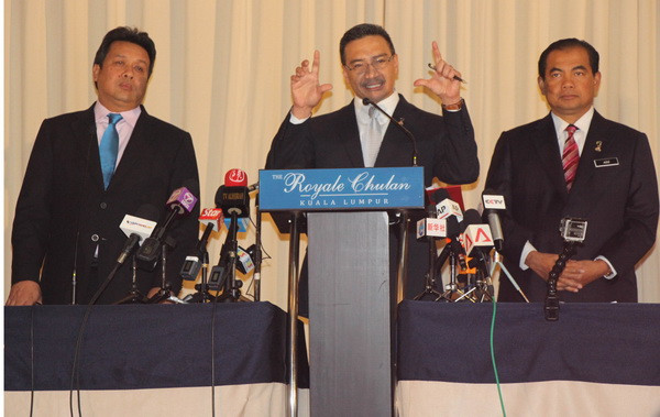 Bộ trưởng Hishammuddin Hussein (giữa) tại cuộc họp báo. (Nguồn: Kim Dung-Chí Giáp/Vietnam+) Malaysia công bố 3 ưu tiên chính của giai đoạn mới tìm MH370 ảnh 1