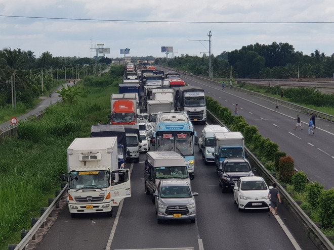 Vụ cháy làm tắc nghẽn giao thông trên cao tốc. (Ảnh: TTXVN phát) Xe tải chở dầu cháy rụi trên cao tốc TP Hồ Chí Minh-Trung Lương ảnh 3