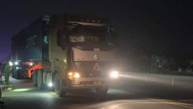 Băng qua cao tốc Nội Bài-Lào Cai, một phụ nữ bị xe đầu kéo đâm tử vong ảnh 1