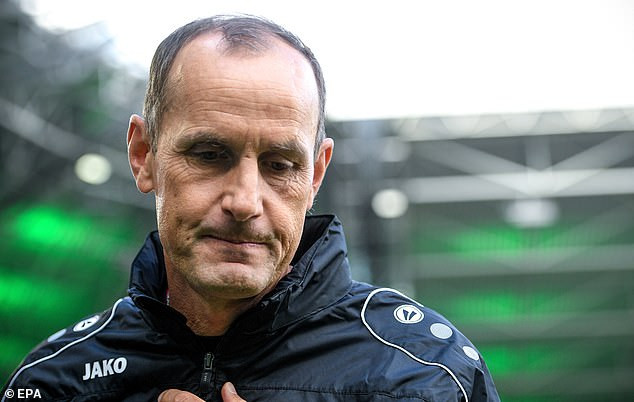 HLV của Augsburg bị cấm chỉ đạo vì... đi mua kem dưỡng da ảnh 1