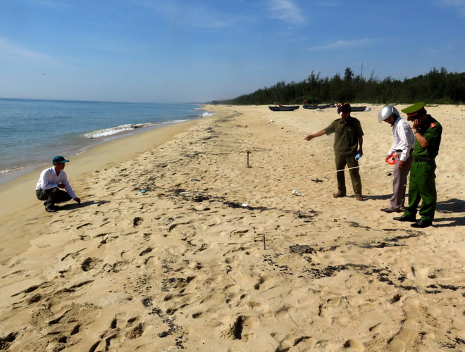 Lượng lớn chất thải màu đen tràn vào bờ biển Quảng Ngãi ảnh 1