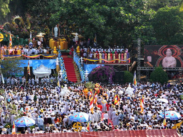 Hàng vạn du khách dự Lễ hội Quán Thế Âm năm 2014 ảnh 1