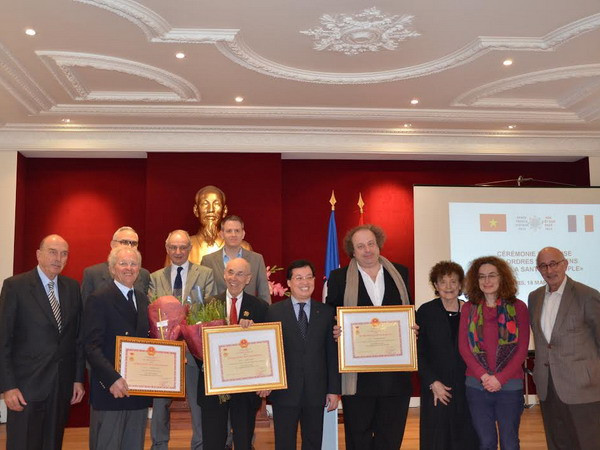 Tặng kỷ niệm chương cho ba giáo sư, bác sỹ người Pháp ảnh 1