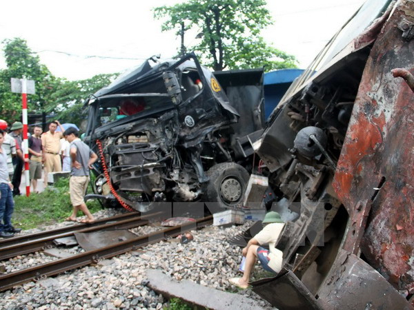 Quay đầu gần đường sắt, xe tải va tàu hỏa khiến 1 người tử vong ảnh 1