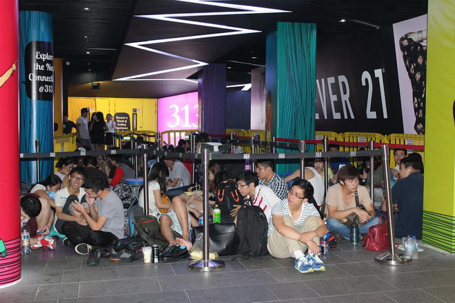 Người dân Singapore xếp hàng trước một ngày chờ mua iPhone 6 ảnh 1