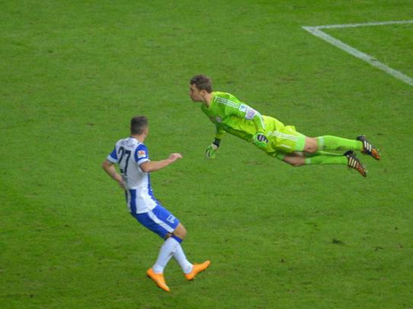 Neuer phô diễn kỹ thuật và tái hiện pha ghi bàn của Van Persie ảnh 2