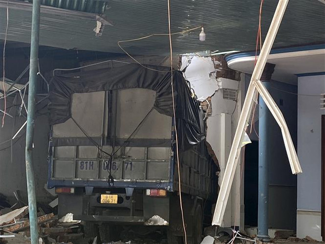 Đắk Nông: Xe tải và xe bán tải va chạm rồi lao sập tường nhà dân ảnh 1