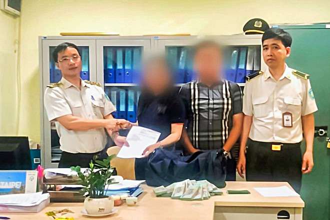Nhân viên an ninh hàng không trả hơn 1 tỷ đồng khách bỏ quên ảnh 1