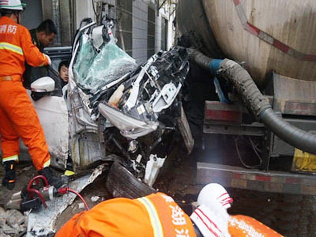 Hai người đàn ông thoát chết thần kỳ dù xe bị đâm nát vụn ảnh 2