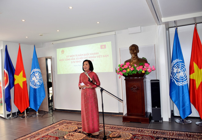 Đại sứ, Trưởng Phái đoàn Việt Nam tại Geneva Lê Thị Tuyết Mai phát biểu nhân dịp 75 năm Quốc khánh Việt Nam. (Ảnh: Tố Uyên/TTXVN) Cơ quan đại diện Ngoại giao Việt Nam tại Geneva gặp gỡ bà con kiều bào ảnh 1