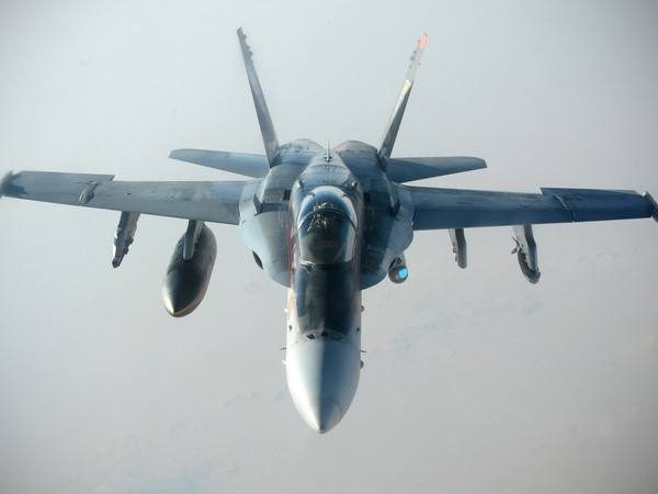 Máy bay chiến đấu F/A-18E Super Hornet tham gia chiến dịch không kích vào các mục tiêu của IS tại Syria và Iraq. (Nguồn: AFP/TTXVN) Hai máy bay quân sự Mỹ va chạm trên vùng biển Thái Bình Dương ảnh 1