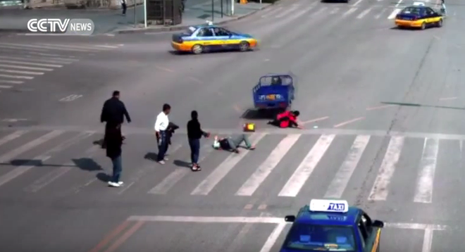 Tài xế uống rượu lái xe ba bánh đâm người giữa ngã tư đường ảnh 1