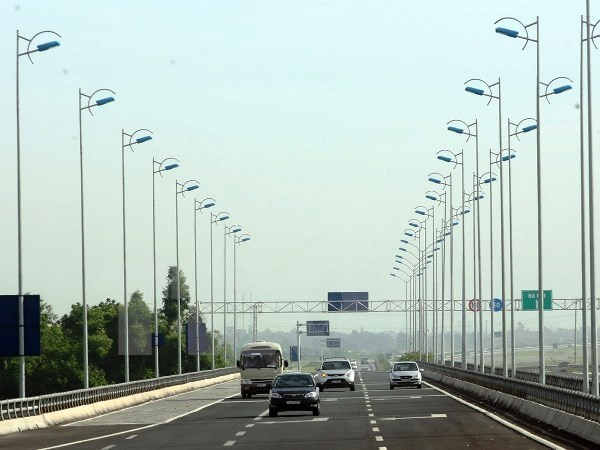 Các phương tiện lưu thông trên tuyến đường cao tốc Cầu Giẽ-Ninh Bình. (Ảnh: Huy Hùng) Cao tốc Bắc-Nam sẽ huy động nguồn vốn đầu tư bằng cách nào? ảnh 1