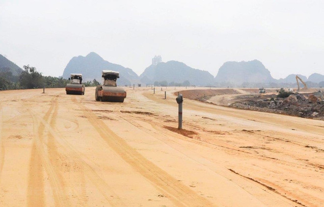 Nhà thầu thi công dự án đường cao tốc Bắc-Nam giai đoạn 2017-2020. (Ảnh: Việt Hùng/Vietnam+) Cao tốc Bắc-Nam: Nhà thầu mong chỉ số giá vật liệu công bố sát thực tế ảnh 1