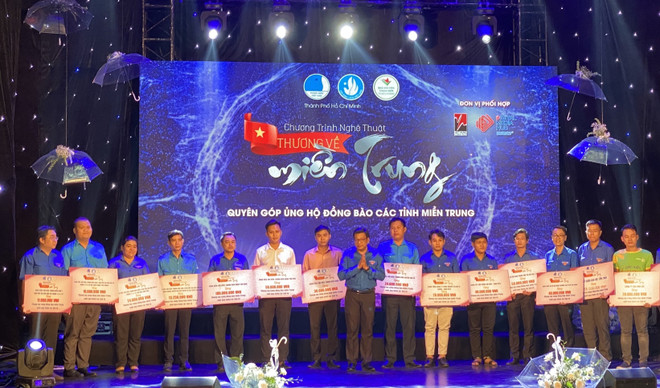 Cả nước chung tay giúp đỡ miền Trung khắc phục hậu quả mưa lũ ảnh 1