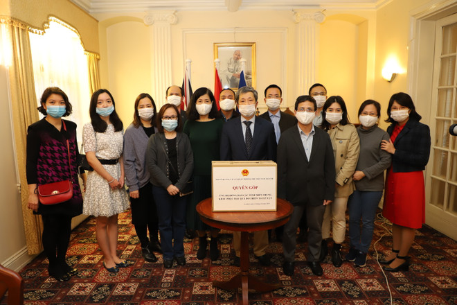 Đại sứ quán Việt Nam tại các nước quyên góp ủng hộ đồng bào miền Trung ảnh 1