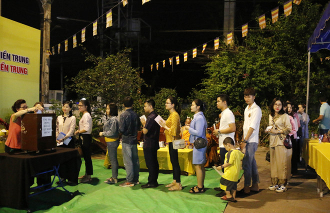 Rất đông Phật tử và đại diện cộng đồng người Việt tham gia quyên góp ủng hộ đồng bào miền Trung Việt Nam và Lào bị ảnh hưởng của lũ lụt. (Ảnh: Phạm Kiên/TTXVN) Đại sứ quán Việt Nam tại các nước quyên góp ủng hộ đồng bào miền Trung ảnh 3